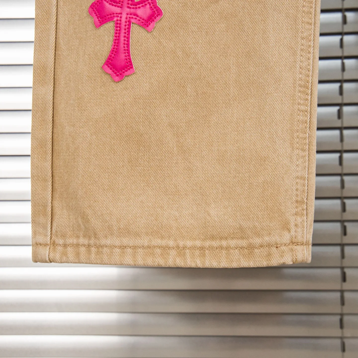 P240 Chrome Hearts 2025 New Miami Limited Couple Washed Jeans with Multiple Pink Cross Leather Labels is a hot item this season and is sought after by countless celebrities and fashionistas. The neat details of the cutting process add color to the playful fashion! The neat and meticulous design, and the well-fitting structure is unique. The upper body not only has outstanding recognition, but also looks younger and younger. A style with the ultimate wearing meaning and performance, gorgeous color matching, and the craftsmanship of this style is also extremely extraordinary. After the finished product is washed, it is disassembled and hand-made with sheepskin cross leather and then spliced ​​together to complete. The whole piece has too many craftsmanship to describe. It is decorated with patchwork cross flowers and high-waisted washed jeans! ! Absolutely high-end luxury product, a god-level single product, a super popular product, made with top heavy industry, a magic weapon that cannot be missed in the street. Style number: 1866# Size: 28 30 32 34 Color: khaki pink khaki black